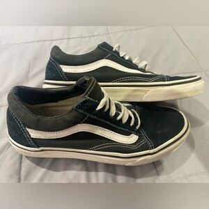 Vans Off the Wall black and white leather sneakers size 8.